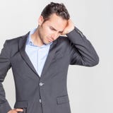 Hombre de negocios que tiene dolor de cabeza fotografía de archivo libre de regalías Hombre de negocios que tiene dolor de cabeza fotografía de archivo libre de regalías