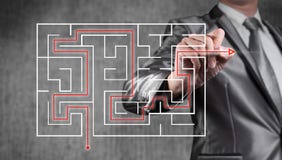 Hombre de negocios que trabaja en la pantalla digital del laberinto, estrategia empresarial Hombre de negocios que trabaja en la pantalla digital del laberinto, estrategia empresarial