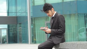 Hombre de negocios que usa la tableta para el trabajo almacen de video Hombre de negocios que usa la tableta para el trabajo almacen de video