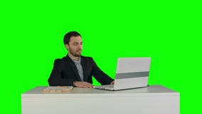 Hombre de negocios sonriente en la oficina en el vídeo almacen de metraje de vídeo Hombre de negocios sonriente en la oficina en el vídeo almacen de metraje de vídeo