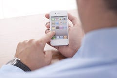 Hombre de negocios usando Iphone Hombre de negocios usando Iphone