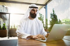 Hombre de negocios árabe del saudí que trabaja al aire libre foto de archivo Hombre de negocios árabe del saudí que trabaja al aire libre foto de archivo