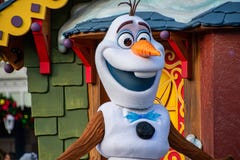 Hombre De Nieve De Olaf En El Desfile De Navidad Imagen editorial - Imagen de desfile, nieve: 164168145