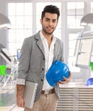 Hombre de Oriente Medio que sale de la oficina de arquitecto imagen de archivo libre de regalías Hombre de Oriente Medio que sale de la oficina de arquitecto imagen de archivo libre de regalías