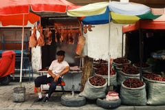 hombre del uyghur que vende la especia de la carne y de la paprika en el mercado callejero local fotografía de archivo libre de regalías hombre del uyghur que vende la especia de la carne y de la paprika en el mercado callejero local fotografía de archivo libre de regalías