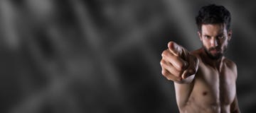 Hombre descamisado que señala su finger en usted Imágenes de archivo libres de regalías Hombre descamisado que señala su finger en usted Imágenes de archivo libres de regalías