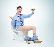 Hombre divertido que se fotografía en el retrete Concepto de Selfie imagen de archivo libre de regalías Hombre divertido que se fotografía en el retrete Concepto de Selfie imagen de archivo libre de regalías