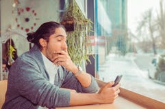 Hombre divertido soñoliento, mano en la boca que bosteza mirando el teléfono elegante que es agujereado por la conversación te fotos de archivo libres de regalías Hombre divertido soñoliento, mano en la boca que bosteza mirando el teléfono elegante que es agujereado por la conversación te fotos de archivo libres de regalías