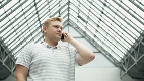 Hombre elegante del teléfono que invita al teléfono móvil en la noche en ciudad Hombre de negocios joven hermoso que habla en la metrajes Hombre elegante del teléfono que invita al teléfono móvil en la noche en ciudad Hombre de negocios joven hermoso que habla en la metrajes