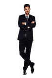 Hombre elegante en traje negro, en blanco imagen de archivo Hombre elegante en traje negro, en blanco imagen de archivo
