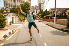 Hombre elegante joven al aire libre que camina en la ciudad asi?tica foto de archivo libre de regalías Hombre elegante joven al aire libre que camina en la ciudad asi?tica foto de archivo libre de regalías