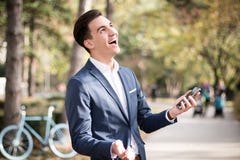 Hombre elegante joven con smartphone al aire libre fotografía de archivo libre de regalías Hombre elegante joven con smartphone al aire libre fotografía de archivo libre de regalías