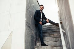Hombre elegante joven del hombre de negocios con una barba en un traje de moda y vaqueros imagen de archivo Hombre elegante joven del hombre de negocios con una barba en un traje de moda y vaqueros imagen de archivo