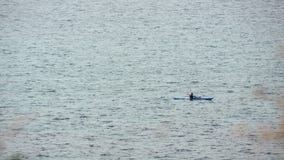 Hombre en barco de fila en el mar abierto imagenes de archivo Hombre en barco de fila en el mar abierto imagenes de archivo