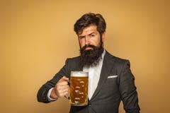 Hombre en cerveza de consumición del traje negro Hombre con la cerveza Hombre con la cerveza de la bebida de la barba Hombre retr imagen de archivo libre de regalías Hombre en cerveza de consumición del traje negro Hombre con la cerveza Hombre con la cerveza de la bebida de la barba Hombre retr imagen de archivo libre de regalías