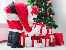 Hombre en el traje de Papá Noel con los presentes imagen de archivo libre de regalías Hombre en el traje de Papá Noel con los presentes imagen de archivo libre de regalías