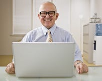 Hombre en la computadora portátil foto de archivo libre de regalías Hombre en la computadora portátil foto de archivo libre de regalías