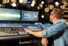 Hombre en la consola de mezcla en el estudio de grabación de la música foto de archivo libre de regalías Hombre en la consola de mezcla en el estudio de grabación de la música foto de archivo libre de regalías