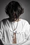 Hombre enojado con la camisa de fuerza que mira en blanco abajo fotos de archivo libres de regalías Hombre enojado con la camisa de fuerza que mira en blanco abajo fotos de archivo libres de regalías
