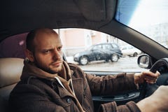 Hombre enojado que conduce su coche, tensión en concepto del camino imagenes de archivo Hombre enojado que conduce su coche, tensión en concepto del camino imagenes de archivo