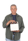 Hombre envejecido medio que sostiene un paquete de seis de cerveza fotografía de archivo Hombre envejecido medio que sostiene un paquete de seis de cerveza fotografía de archivo