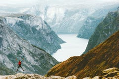 Hombre feliz de salto en las montañas de Noruega imagenes de archivo Hombre feliz de salto en las montañas de Noruega imagenes de archivo