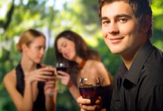 Hombre feliz joven que celebra Hombre feliz joven que celebra