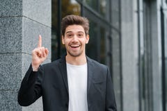 Hombre feliz sonriente del estudiante que muestra el gesto de Eureka Retrato del hombre de negocios de reflexión de pensamiento j imagenes de archivo Hombre feliz sonriente del estudiante que muestra el gesto de Eureka Retrato del hombre de negocios de reflexión de pensamiento j imagenes de archivo
