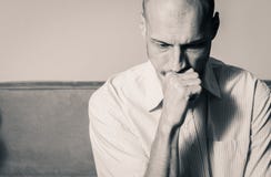 Hombre hermoso joven en la camisa con la expresión triste de la cara que siente presionada y desgraciada mientras que él que pien fotos de archivo Hombre hermoso joven en la camisa con la expresión triste de la cara que siente presionada y desgraciada mientras que él que pien fotos de archivo
