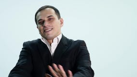 Hombre hermoso que muestra diversas emociones almacen de video Hombre hermoso que muestra diversas emociones almacen de video