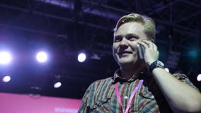 Hombre hermoso Smartphone Hombre joven, de moda que se coloca con smartphone almacen de metraje de vídeo Hombre hermoso Smartphone Hombre joven, de moda que se coloca con smartphone almacen de metraje de vídeo