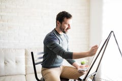 Hombre hispánico que hace una cierta pintura fotos de archivo Hombre hispánico que hace una cierta pintura fotos de archivo
