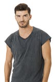 Hombre joven barbudo hermoso con una sonrisa preciosa imagen de archivo libre de regalías Hombre joven barbudo hermoso con una sonrisa preciosa imagen de archivo libre de regalías