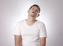 Hombre joven cansado soñoliento fotografía de archivo Hombre joven cansado soñoliento fotografía de archivo