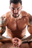 Hombre joven con el torso tatuado que presenta en ropa interior Imagenes de archivo Hombre joven con el torso tatuado que presenta en ropa interior Imagenes de archivo