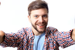 Hombre joven feliz que toma una foto del selfie Aislado en blanco fotos de archivo Hombre joven feliz que toma una foto del selfie Aislado en blanco fotos de archivo