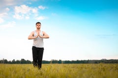 Hombre joven que hace yoga en parque fotografía de archivo Hombre joven que hace yoga en parque fotografía de archivo