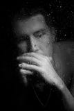 Hombre joven que piensa en su vida imagen de archivo Hombre joven que piensa en su vida imagen de archivo