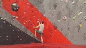 Hombre joven que sube con el cuerpo atlético metrajes Hombre joven que sube con el cuerpo atlético metrajes