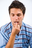Hombre joven que toma píldoras imagenes de archivo Hombre joven que toma píldoras imagenes de archivo