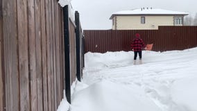 Hombre joven que traspala nieve cerca de la casa metrajes Hombre joven que traspala nieve cerca de la casa metrajes