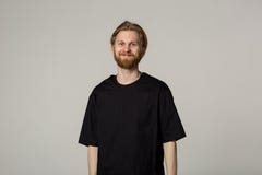 Hombre joven sonriente con la barba en camisa negra imagen de archivo libre de regalías Hombre joven sonriente con la barba en camisa negra imagen de archivo libre de regalías