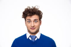 Hombre joven sorprendido que mira la cámara fotos de archivo Hombre joven sorprendido que mira la cámara fotos de archivo
