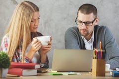 Hombre joven y mujer que trabajan junto fotos de archivo Hombre joven y mujer que trabajan junto fotos de archivo