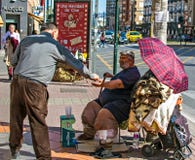 Hombre malsano pobre que pide limosnas en la calle de Murcia, España El hombre da el dinero a los pobres imagen de archivo Hombre malsano pobre que pide limosnas en la calle de Murcia, España El hombre da el dinero a los pobres imagen de archivo
