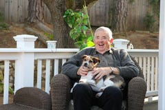 Hombre mayor feliz con el perro imágenes de archivo libres de regalías Hombre mayor feliz con el perro imágenes de archivo libres de regalías