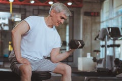 Hombre mayor que se resuelve en el gimnasio foto de archivo Hombre mayor que se resuelve en el gimnasio foto de archivo