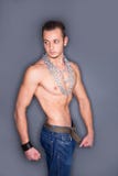 Hombre muscular que presenta, con las cadenas Imagenes de archivo Hombre muscular que presenta, con las cadenas Imagenes de archivo