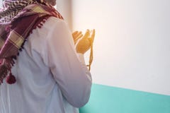 Hombre musulmán del Islam en vestido de encargo que ruega fotografía de archivo libre de regalías Hombre musulmán del Islam en vestido de encargo que ruega fotografía de archivo libre de regalías