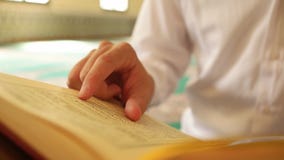 Hombre musulmán Qur'an de lectura Hombre musulmán Qur'an de lectura